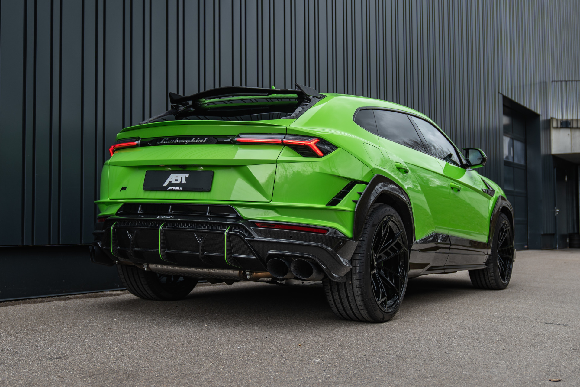 Green Urus Scatenato from the side rear view